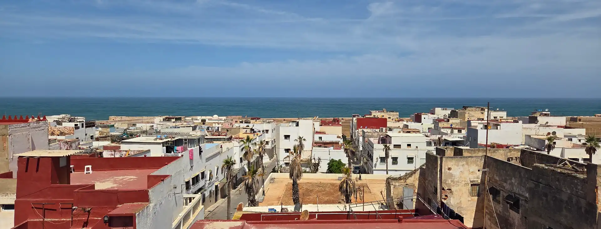 Les toits de la médina de Salé et l'Atlantique, vus depuis la terrasse haute de la maison
