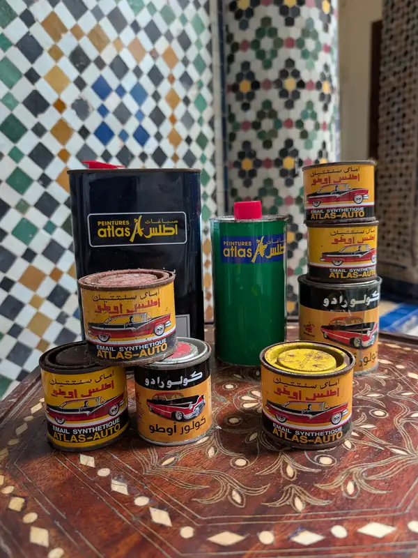 Boîtes de peinture anciennes trouvées dans la maison