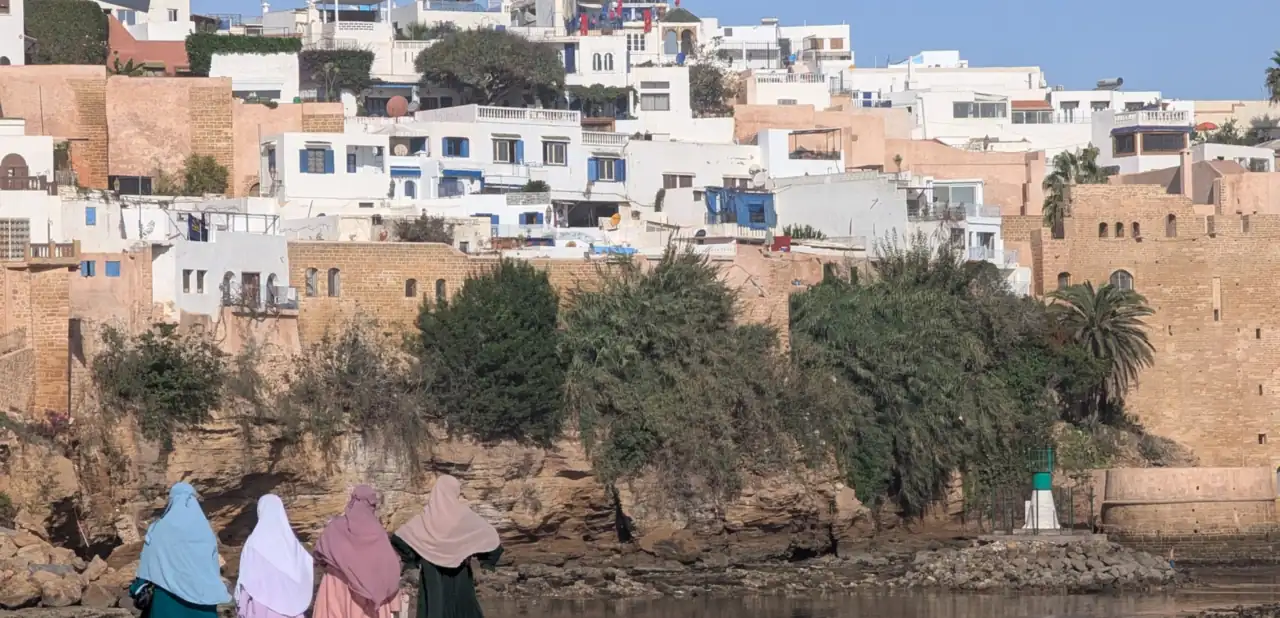 Vue sur la Kasbah des Oudayas à Rabat, depuis la corniche de Salé, promeneuses au premier plan