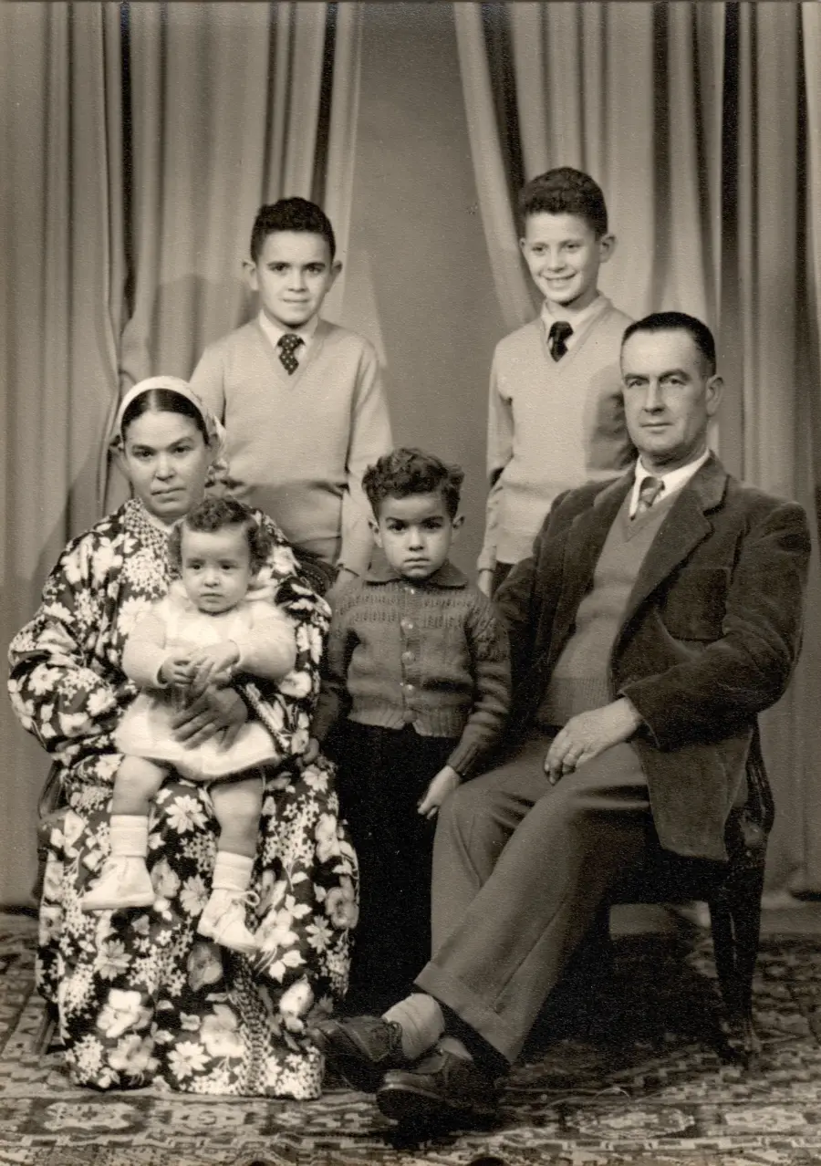 Lalla Fattouma entourée de sa famille, photographie ancienne
