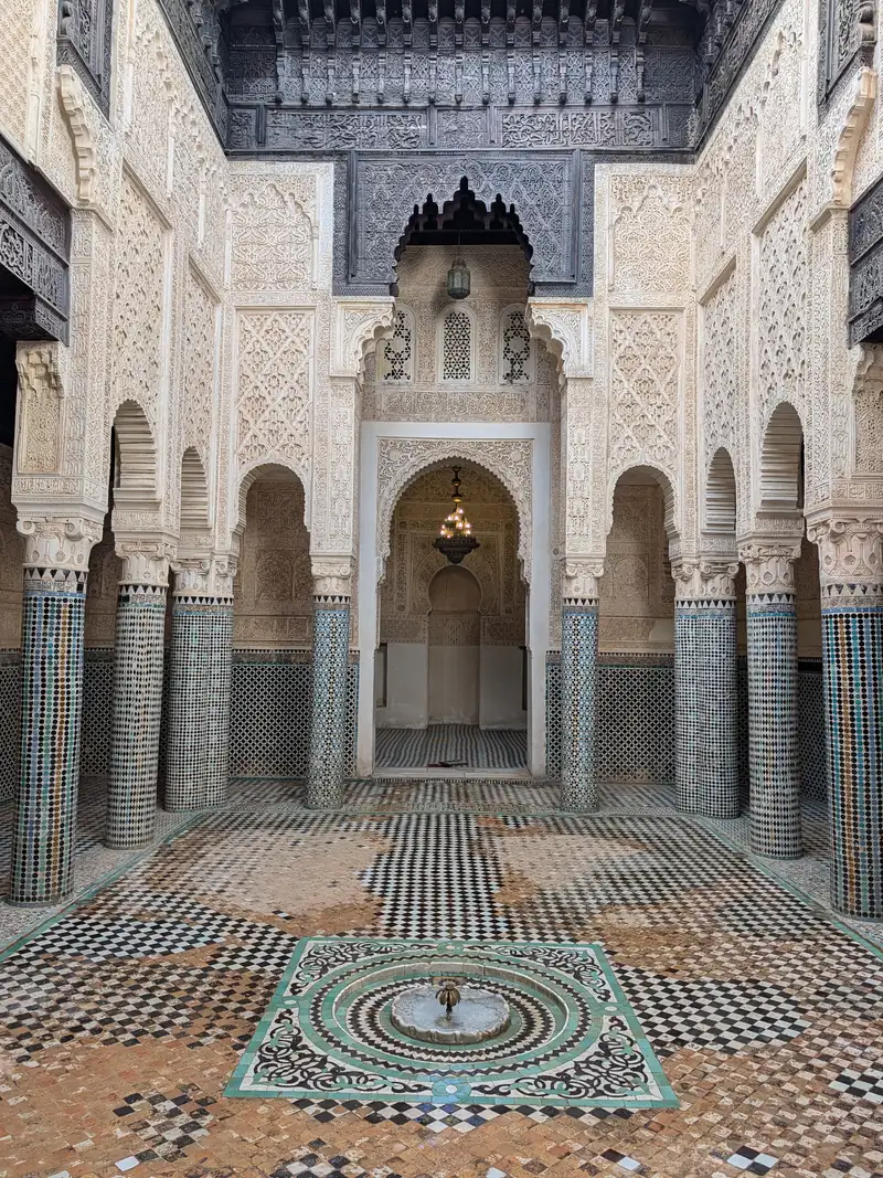 La cour de la médersa mérinide, colonnes de zellige et vasque au centre