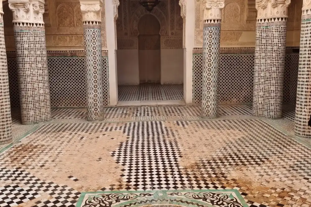 Patio de la médersa mérinide de Salé, zelliges et fontaine