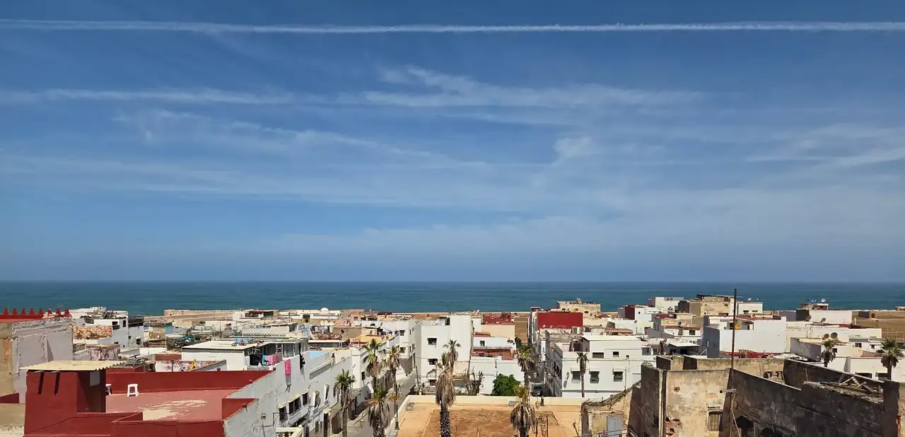 Les toits de la médina de Salé et l'Atlantique, vus depuis la terrasse haute de la maison