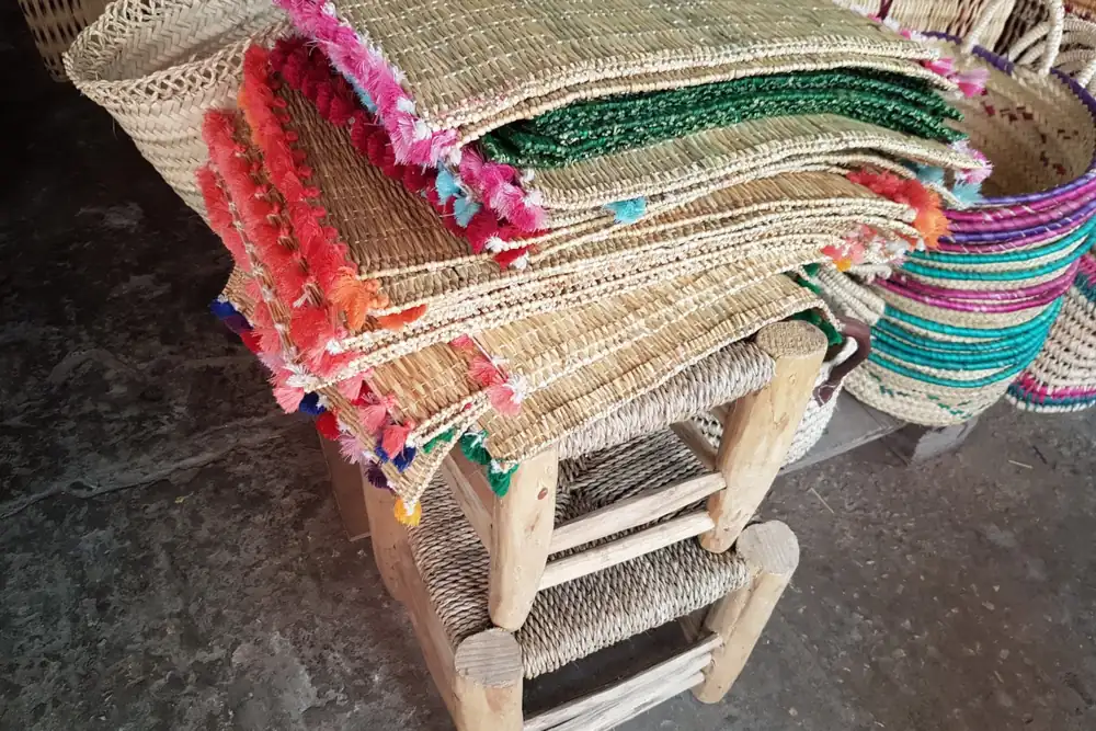 Nattes et paniers tressés chez un vannier de l'Oulja, à Salé