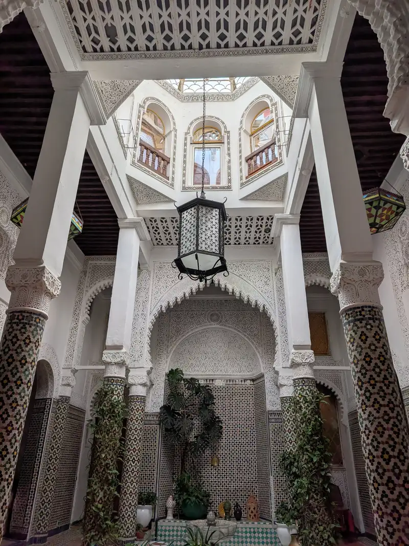 Le patio de la maison vu depuis le rez-de-chaussée, galeries et lanterne suspendue