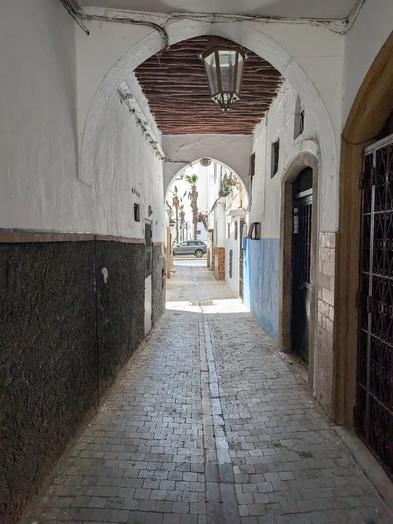 Notre ruelle dans la médina de Salé ; la porte de la maison est à droite