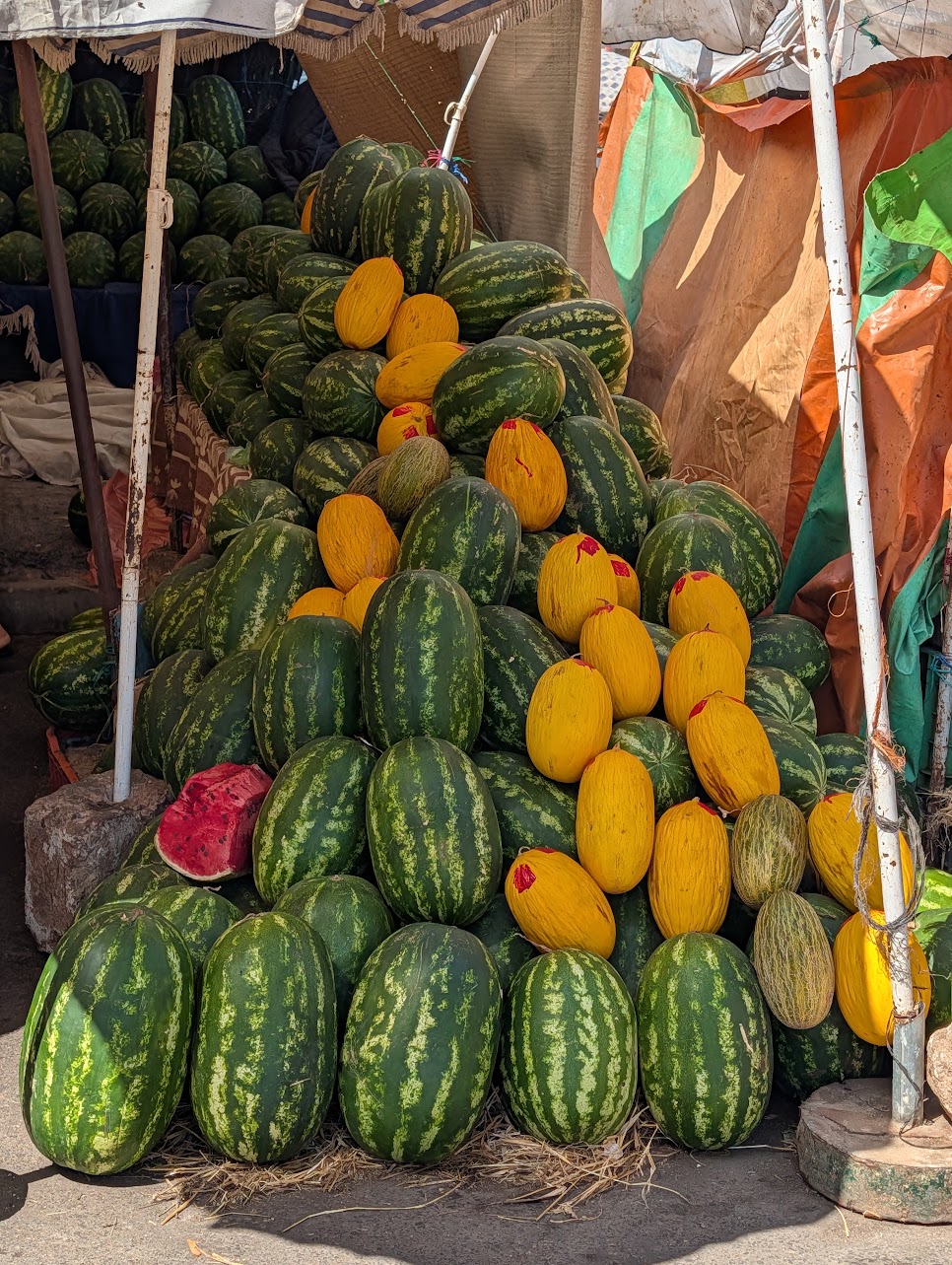 بسطة بطيخ وشمام في سوق سلا