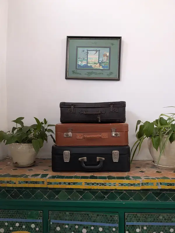Valises anciennes empilées dans la Suite du Borj