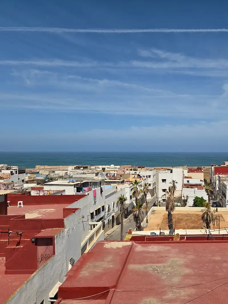 Le rooftop de la maison, l'Atlantique au-dessus des toits de la médina
